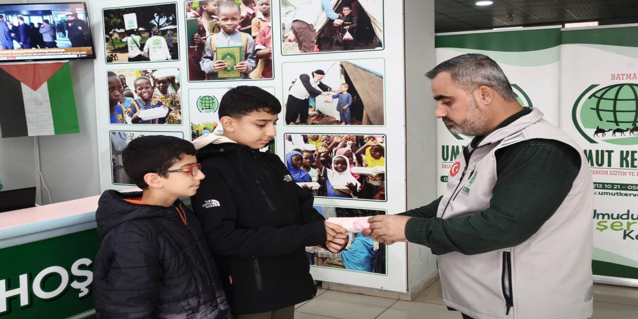 Batman'da 12 yaşındaki Enes, ilk bursluluk parasını Gazze'ye bağışladı