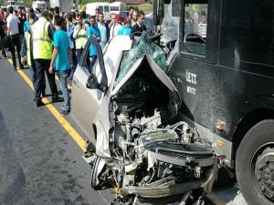 İstanbul Sefaköy'de otomobil metrobüs yoluna girdi