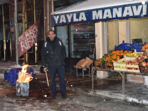 Meyve ve sebzeler donmasın diye ateş yakıyorlar