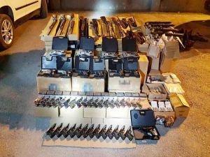 Kamyonetten cephanelik çıktı