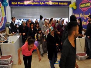 Bartın'da, 'Ne alırsan 5 TL' izdihamı