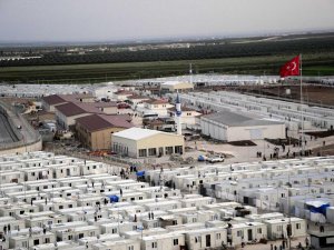 Yabancı ‘gazeteciler’ kamplarda cirit atıyor!