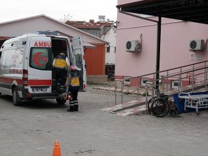 Traktörü durdurmaya çalışınca altında kaldı