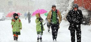 Kardan dolayı o ilçede eğitime bir gün ara verildi