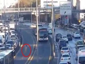 Metrobüs yolunda akıl almaz olay