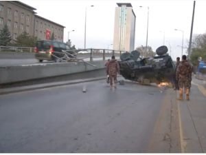 Zırhlı polis aracı düştü üst geçitten düştü: 3 polis yaralı