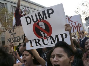 ABD’li öğrenciler Trump’ı protesto etmek için sokağa döküldü