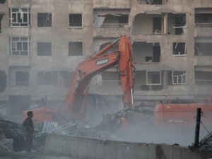 Diyarbakır Bombalı saldırında hasar gören evler yıkılıyor