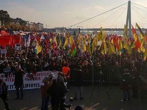 PKK yandaşları polise saldırdı, iki polis yaralandı