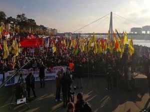 Almanya'da PKK yandaşları polise saldırdı!