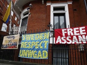 Assange’ın tecavüz iddialarıyla ilgili sorgusu başladı