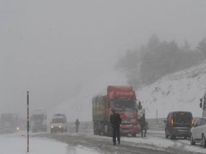 Sivas'ta kar esareti, onlarca araç yolda kaldı