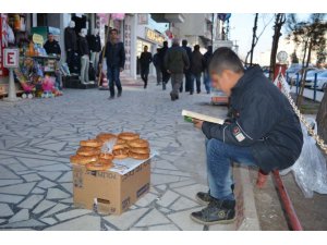 Simitçi çocuğun kitap okuma aşkı