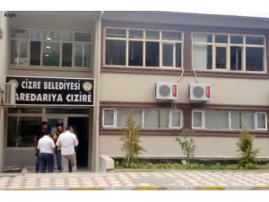 Polisler Cizre Belediyesi'nin asfaltını söktü!