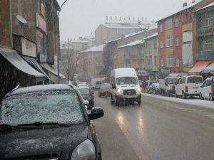 Muş'ta kar yağışı sürücülere  zor anlar yaşattı