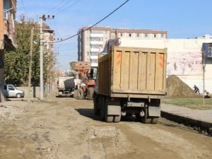 Batman'da bozulan yollar onarılmaya devam ediyor