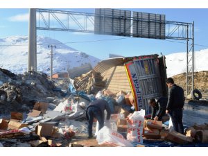 Buzlanmadan TIR devrildi