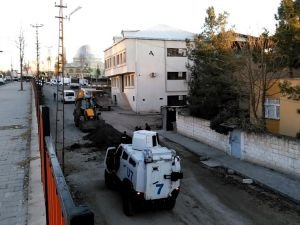 Çınar'da belediye kazı çalışmaları polis kontrolünde yapılıyor