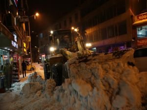 Bitlis’te karla mücadele gece mesaisi!