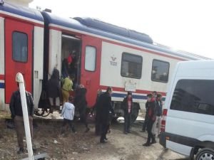 Yolcu treni öğrenci servisine çarptı!