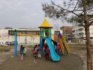 Cumhuriyet Mahallesindeki parka oyun grubu kuruldu