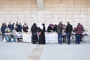 Üniversite öğrencileri Halep için kermes açtı