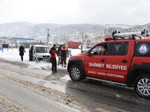 Karda yolda kalan sürücüler kurtarıldı