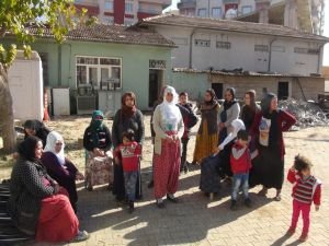 Kadınlar DEDAŞ’ta oturma eylemi yaptı