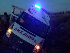 Ambulans kaza yaptı