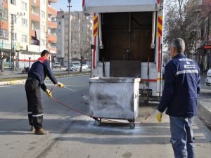 Batman’da çöp konteynırları yıkanıyor