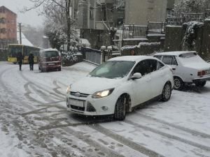 Yoğun kar yağışı kazalara neden oldu