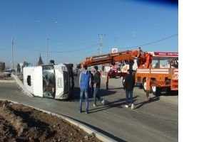 Hasta taşıyan dolmuş devrildi: 1 ölü