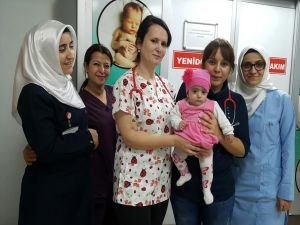 465 gram doğan bebek hayata tutundu