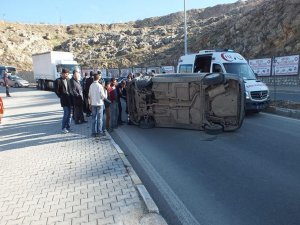 Otomobil virajı alamadı takla attı