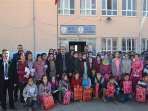 Köy okulu öğrencilerine anlamlı hediye