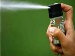 Annesini biber gazıyla bayılttı