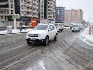 Kar yağışı trafiği olumsuz etkiledi