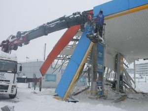 Petrol istasyonun çatısı çöktü