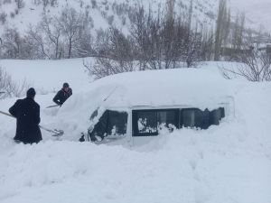 Siirt'te çığ altında 3 araç kaldı