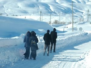 Kapalı yolları yürüyerek siyer sınavına girdiler