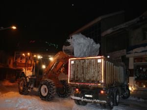 Bitlis'te gece boyu kar mesaisi