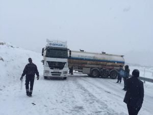 TIR kaydı yol kapandı