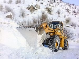 Çığ düşen köy yolları ulaşıma açıldı