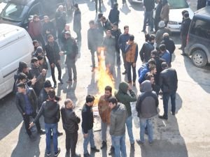 Elektrik kesintisini ateş yakarak protesto ettiler