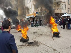 Lastik yakarak elektrik kesinti protestosu