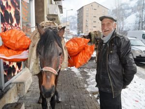 68 yıldır at sırtından geçiniyor