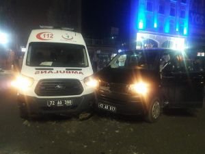 Belediye aracı ambulansla çarpıştı