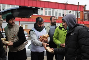 Avrupa Yetim-Der'den Sırbistan'daki mültecilere yiyecek yardımı