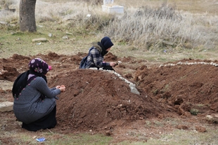 Siirt'te sobadan zehirlenen ikiz kız kardeşler yan yana defnedildi