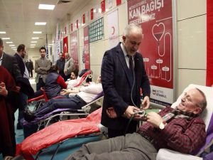 Metro yolcuları kan verdi